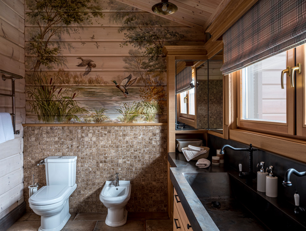 Источник вдохновения для домашнего уюта: ванная комната в стиле кантри с коричневой плиткой, плиткой мозаикой, разноцветными стенами, раковиной с несколькими смесителями, серым полом, черной столешницей, тумбой под две раковины, встроенной тумбой, сводчатым потолком, деревянным потолком и деревянными стенами
