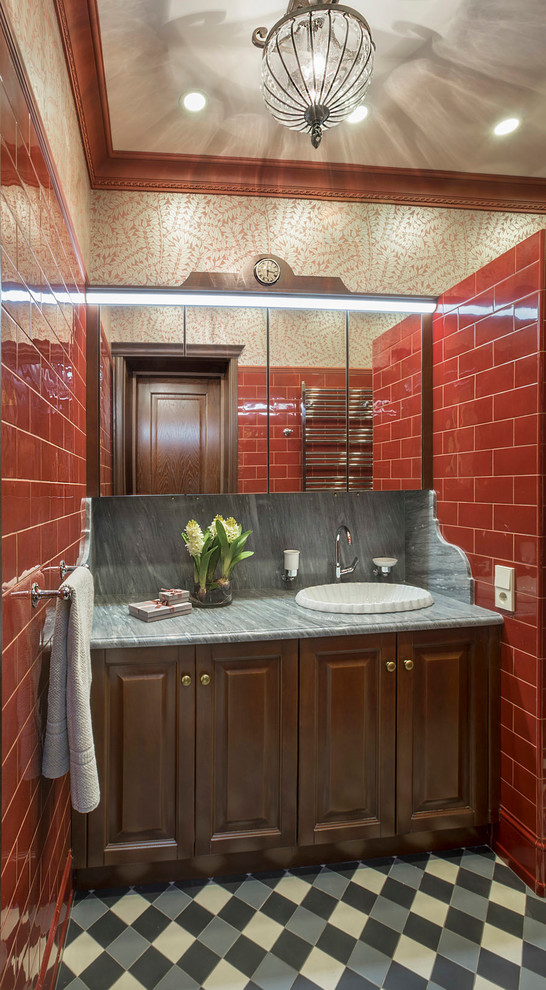 Diseño de cuarto de baño clásico de tamaño medio con armarios con paneles con relieve, puertas de armario de madera en tonos medios, baldosas y/o azulejos rojos, lavabo encastrado y suelo gris