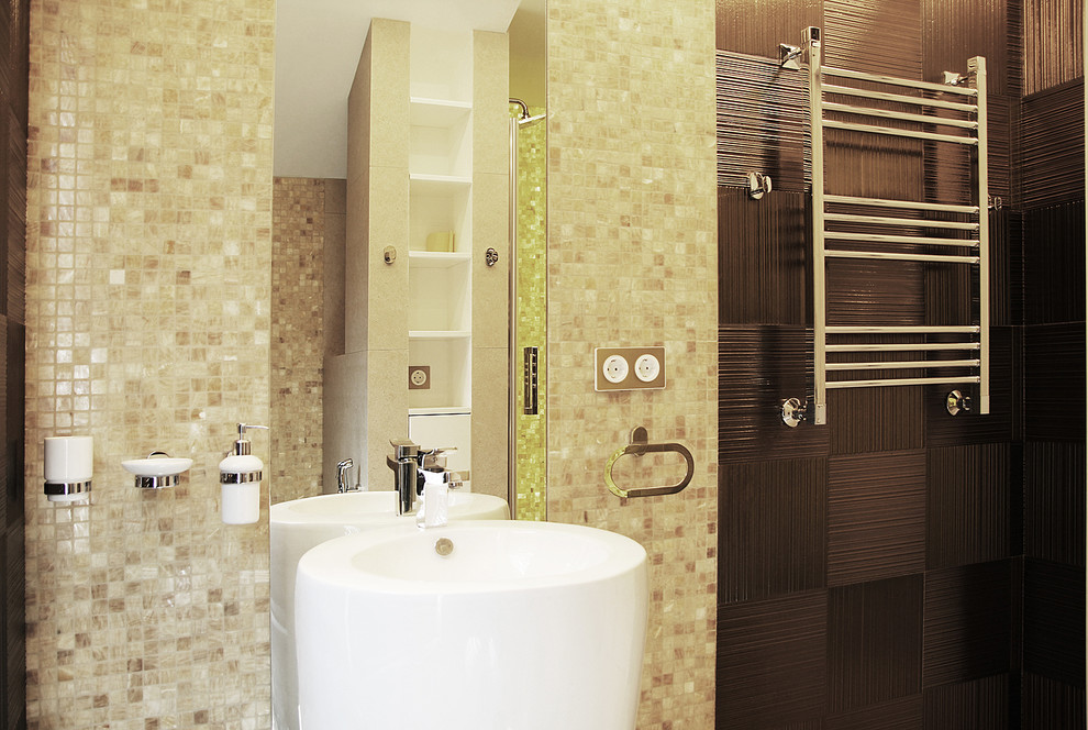 Стильный дизайн: большая ванная комната в современном стиле с монолитной раковиной, белыми фасадами, душем в нише, керамогранитной плиткой, полом из керамогранита, душевой кабиной, бежевым полом, душем с распашными дверями, тумбой под одну раковину, желтой плиткой и коричневыми стенами - последний тренд
