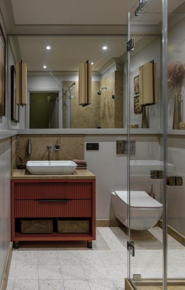 Exempel på ett mellanstort modernt brun brunt badrum med dusch, med röda skåp, en hörndusch, en vägghängd toalettstol, brun kakel, marmorkakel, grå väggar, terrazzogolv, ett fristående handfat, marmorbänkskiva, vitt golv och dusch med gångjärnsdörr