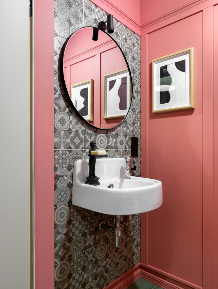 Immagine di un bagno di servizio scandinavo di medie dimensioni con piastrelle grigie, piastrelle in ceramica, pavimento in gres porcellanato, lavabo sospeso, pavimento grigio e pareti rosa