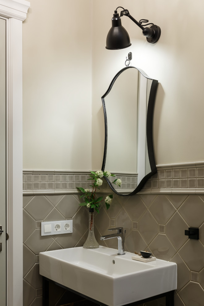 Свежая идея для дизайна: большая ванная комната в современном стиле с керамогранитной плиткой, бежевыми стенами, консольной раковиной и серой плиткой - отличное фото интерьера