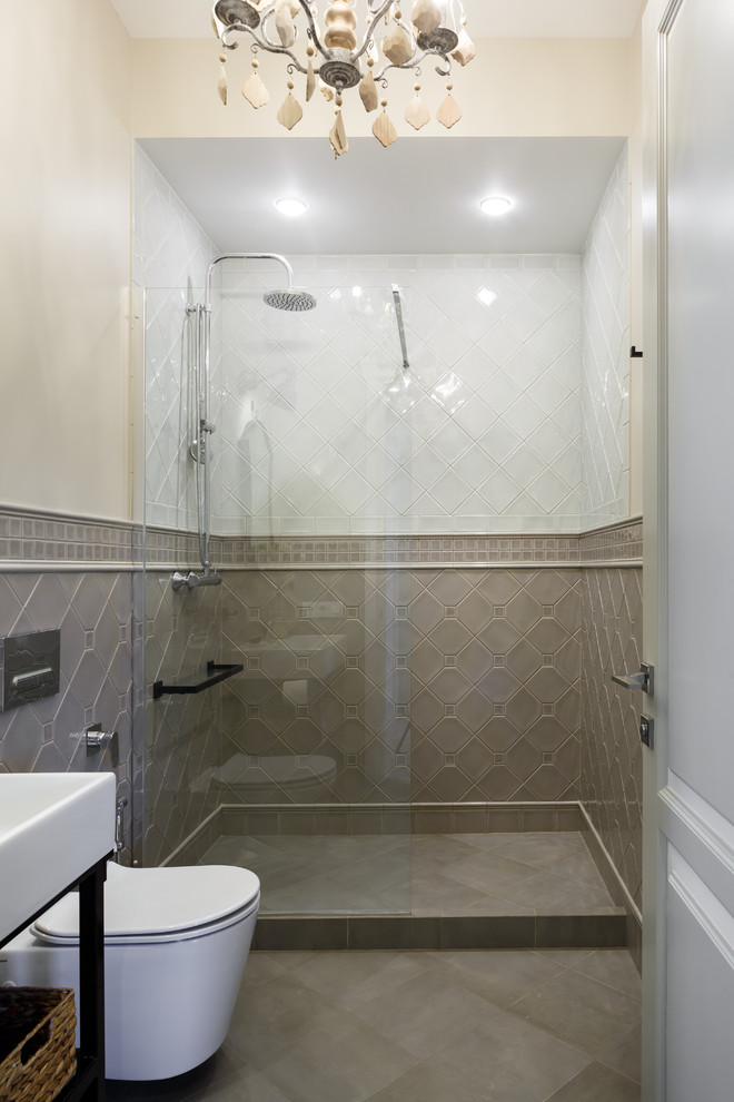На фото: большая ванная комната в современном стиле с инсталляцией, керамогранитной плиткой, бежевыми стенами, полом из керамогранита, душевой кабиной, консольной раковиной, серым полом, открытым душем, душем в нише, белой плиткой и серой плиткой с