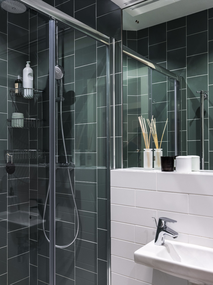 Idéer för att renovera ett mellanstort funkis badrum med dusch, med keramikplattor, en dusch i en alkov, vit kakel, grön kakel, ett väggmonterat handfat, en vägghängd toalettstol, flerfärgade väggar, klinkergolv i keramik, flerfärgat golv och dusch med skjutdörr