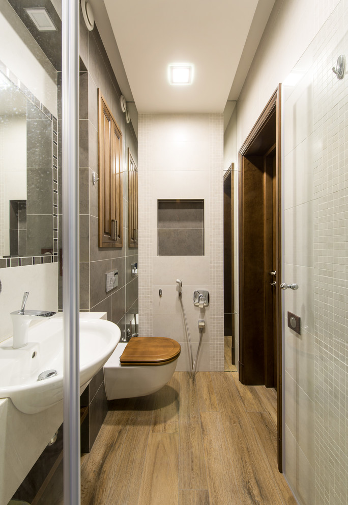 Idee per una stretta e lunga stanza da bagno minimal di medie dimensioni con WC sospeso, piastrelle bianche, piastrelle grigie, piastrelle in ceramica, pavimento con piastrelle in ceramica, lavabo a bacinella e pavimento marrone