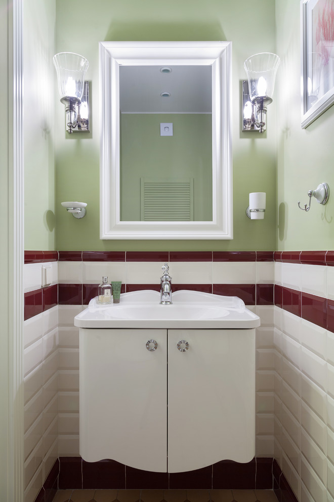 Modern inredning av ett litet badrum med dusch, med släta luckor, vit kakel, brun kakel, gröna väggar, ett nedsänkt handfat, vita skåp, keramikplattor och klinkergolv i keramik