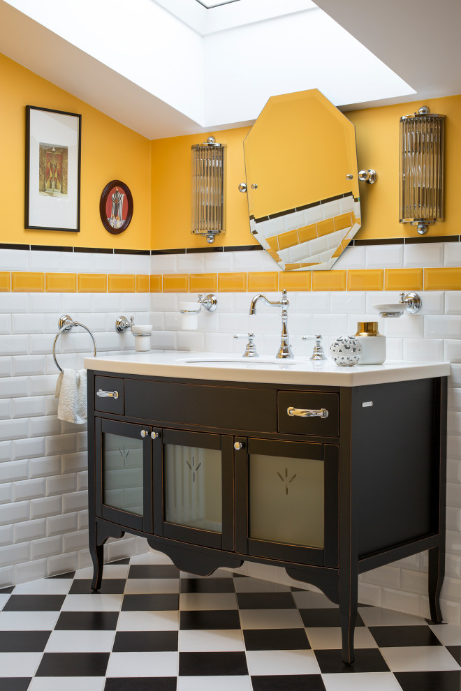 Idee per una stanza da bagno design con ante di vetro, ante nere, piastrelle bianche, piastrelle gialle, pareti gialle, lavabo sottopiano, pavimento multicolore e top bianco