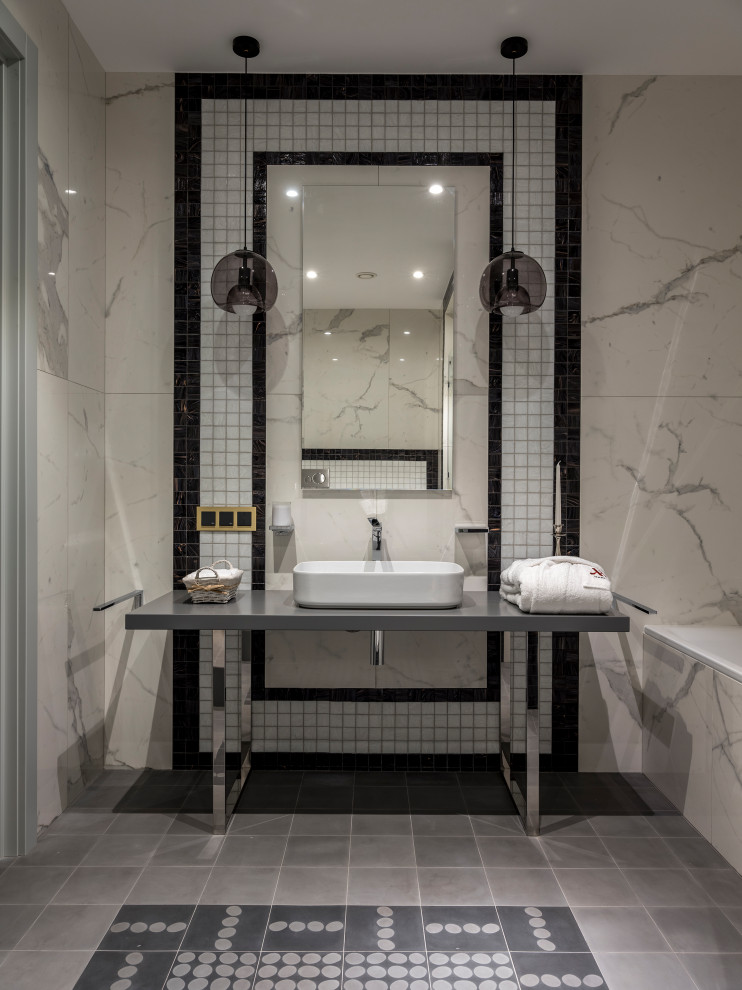 Стильный дизайн: большая главная ванная комната в современном стиле с серыми фасадами, накладной ванной, серой плиткой, керамогранитной плиткой, полом из керамогранита, серым полом, серой столешницей, тумбой под одну раковину и напольной тумбой - последний тренд