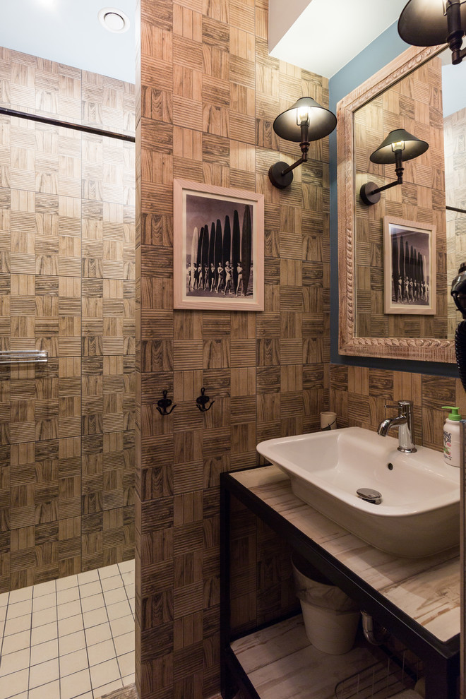 Foto di una piccola stanza da bagno con doccia eclettica con doccia alcova, piastrelle marroni, nessun'anta e lavabo a bacinella