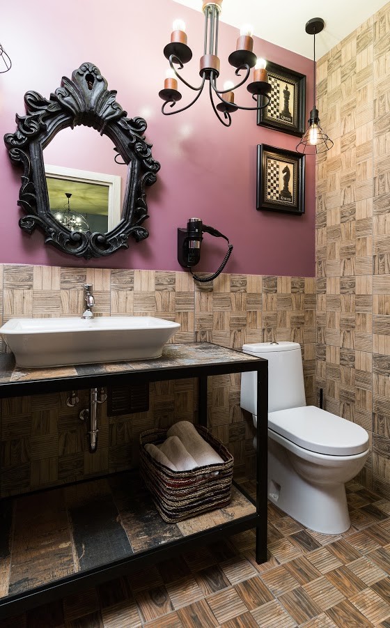 Kleines Eklektisches Duschbad mit braunen Fliesen, Keramikfliesen, Keramikboden, offenen Schränken, Wandtoilette mit Spülkasten, rosa Wandfarbe und Aufsatzwaschbecken in Sonstige
