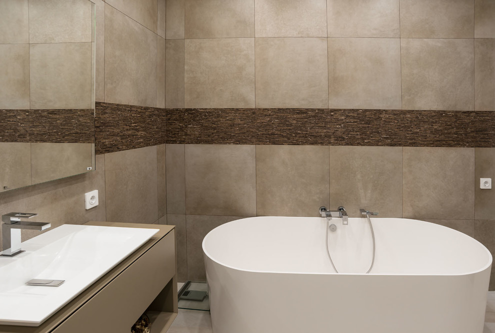 他の地域にあるコンテンポラリースタイルのおしゃれな浴室 (置き型浴槽、オーバーカウンターシンク) の写真