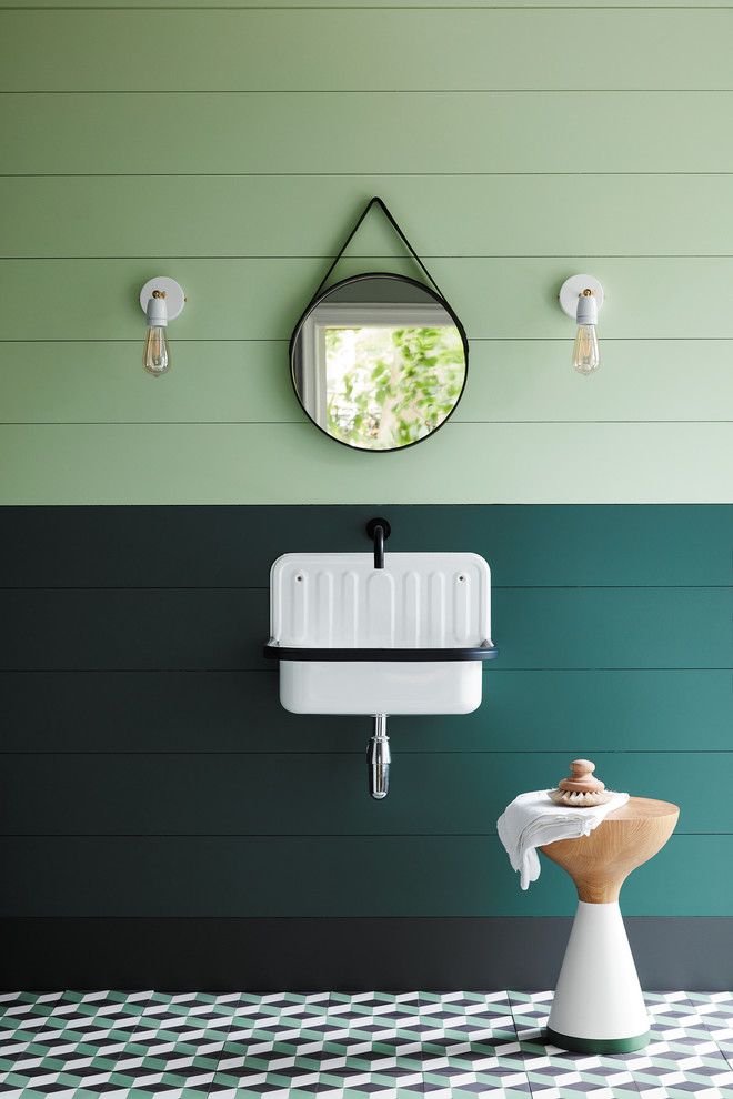Imagen de cuarto de baño campestre con lavabo suspendido, suelo multicolor y paredes verdes