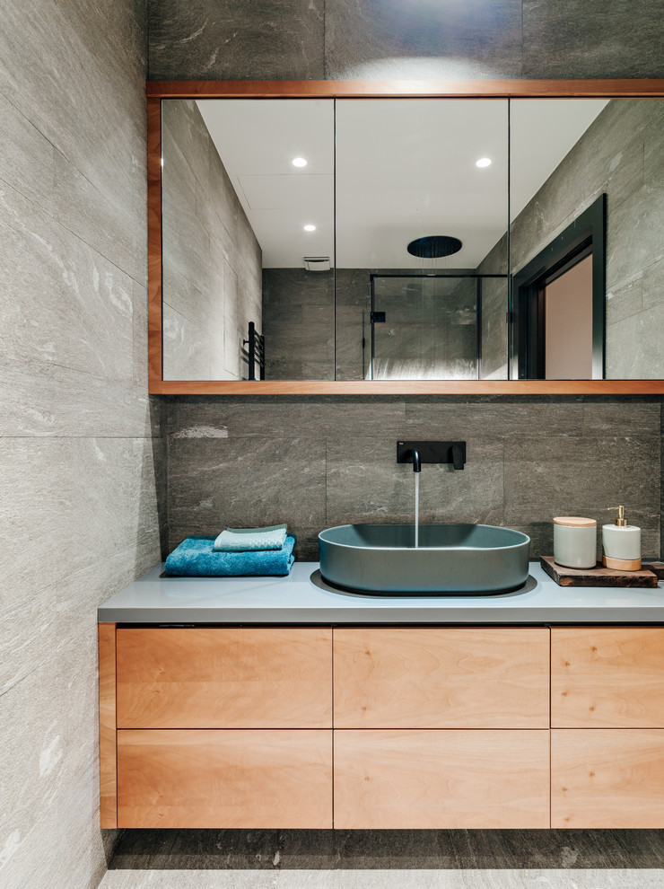 Foto di una stanza da bagno minimal con piastrelle grigie, piastrelle in ardesia, pavimento in ardesia e pavimento grigio