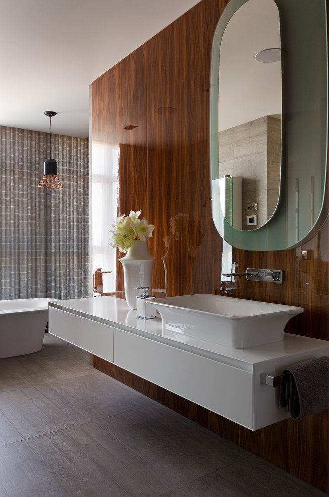 Modernes Badezimmer En Suite mit Aufsatzwaschbecken, flächenbündigen Schrankfronten, weißen Schränken und freistehender Badewanne in Sonstige