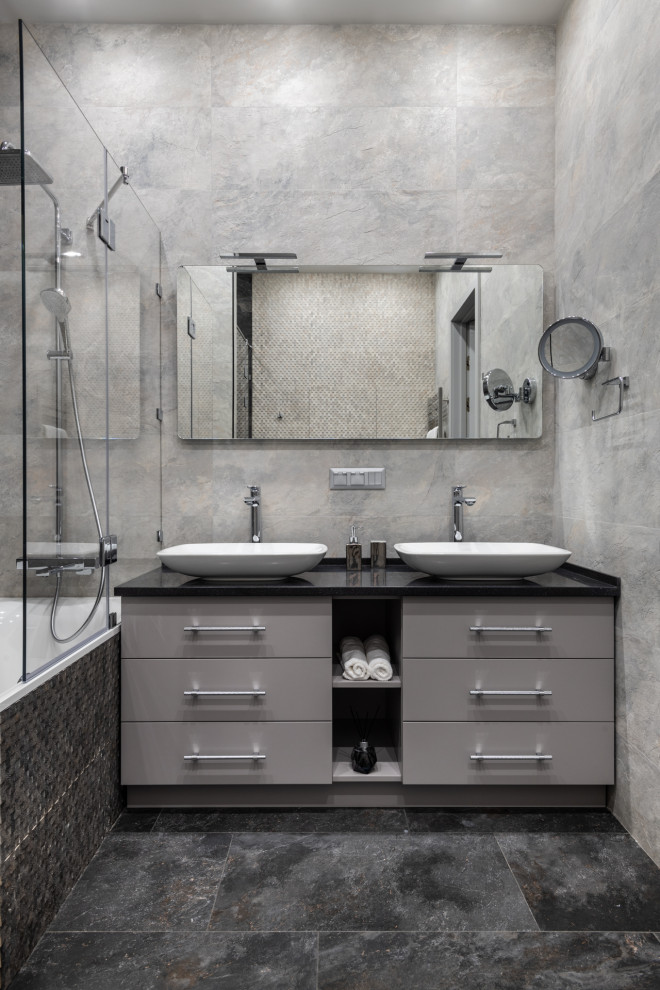 Стильный дизайн: большая ванная комната в современном стиле с серыми стенами, полом из ламината и серым полом - последний тренд