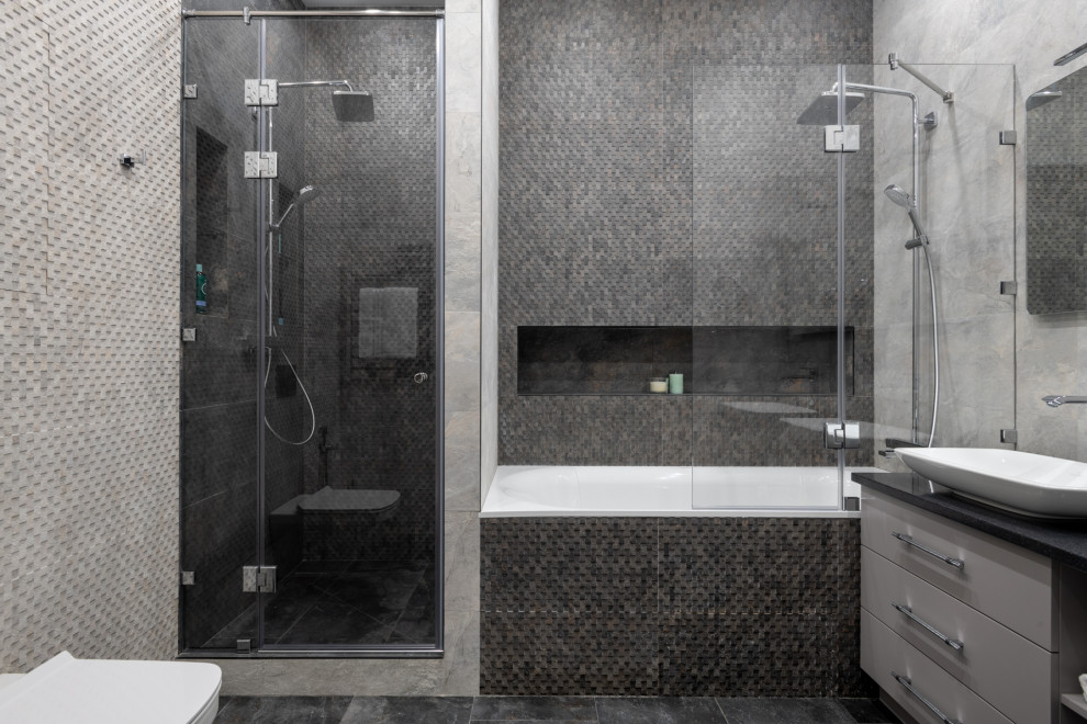 Источник вдохновения для домашнего уюта: большая ванная комната в современном стиле с серыми стенами, полом из ламината и серым полом