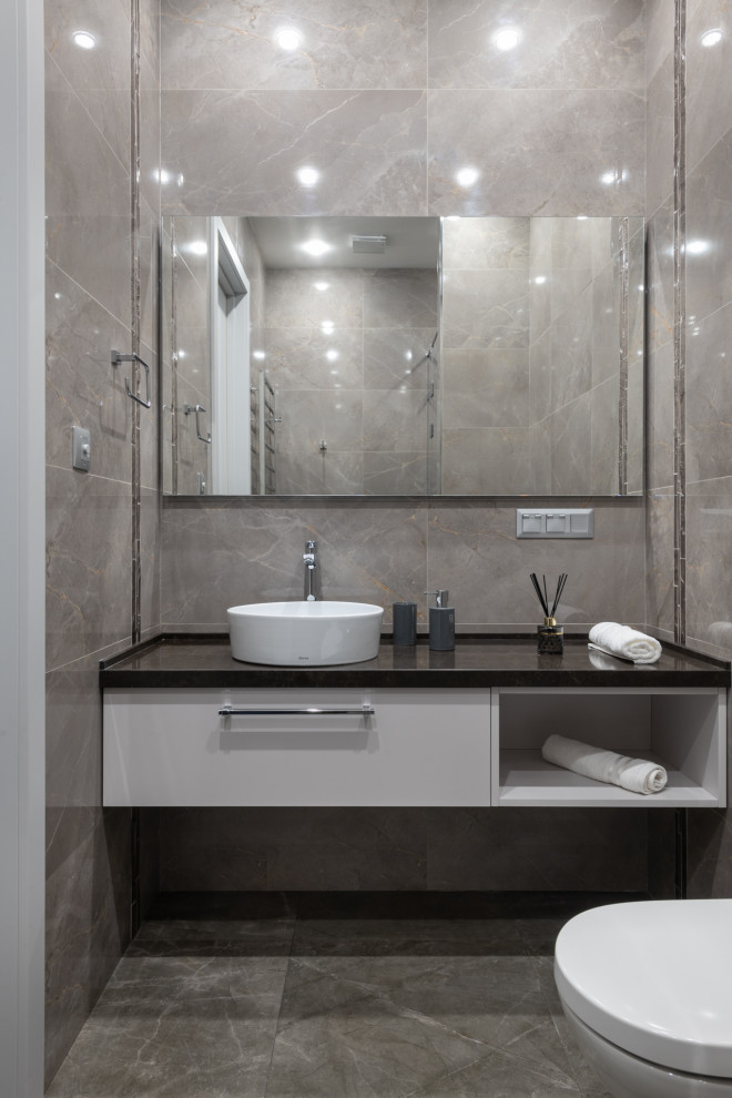 Свежая идея для дизайна: большая ванная комната в современном стиле с серыми стенами, полом из ламината и серым полом - отличное фото интерьера