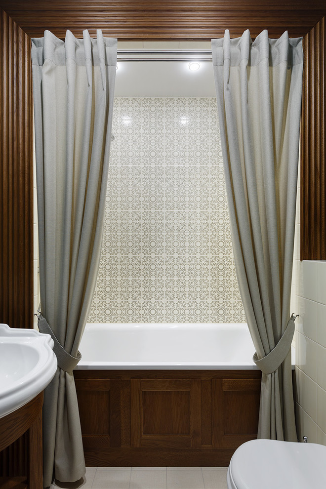 Стильный дизайн: главная ванная комната в классическом стиле с ванной в нише, душем над ванной, бежевой плиткой, монолитной раковиной, белым полом и шторкой для ванной - последний тренд