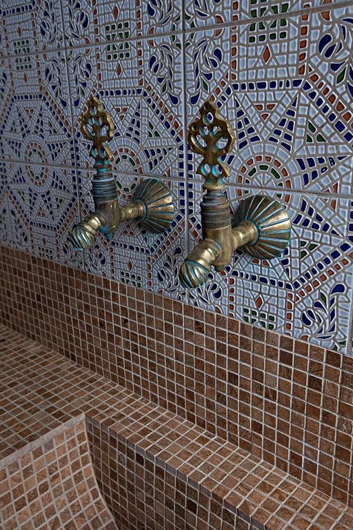 Immagine di una stanza da bagno etnica di medie dimensioni con piastrelle multicolore, lastra di pietra, pareti multicolore, pavimento con piastrelle a mosaico e lavabo rettangolare