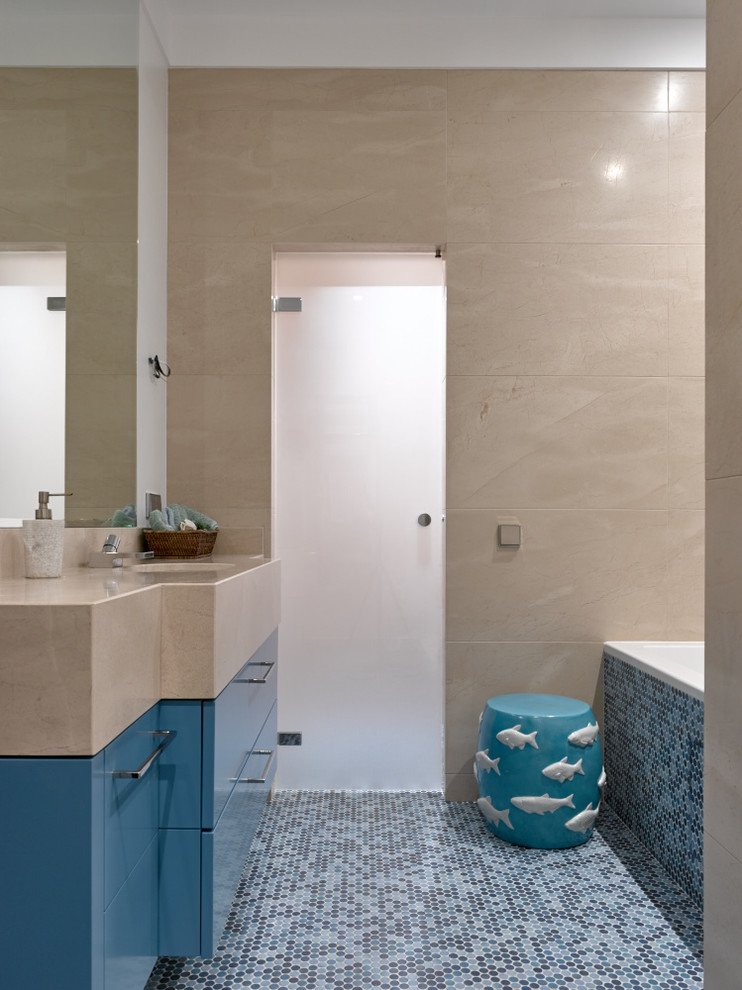 Свежая идея для дизайна: ванная комната в современном стиле с ванной в нише, синей плиткой, бежевой плиткой, плиткой мозаикой, бежевыми стенами и врезной раковиной - отличное фото интерьера