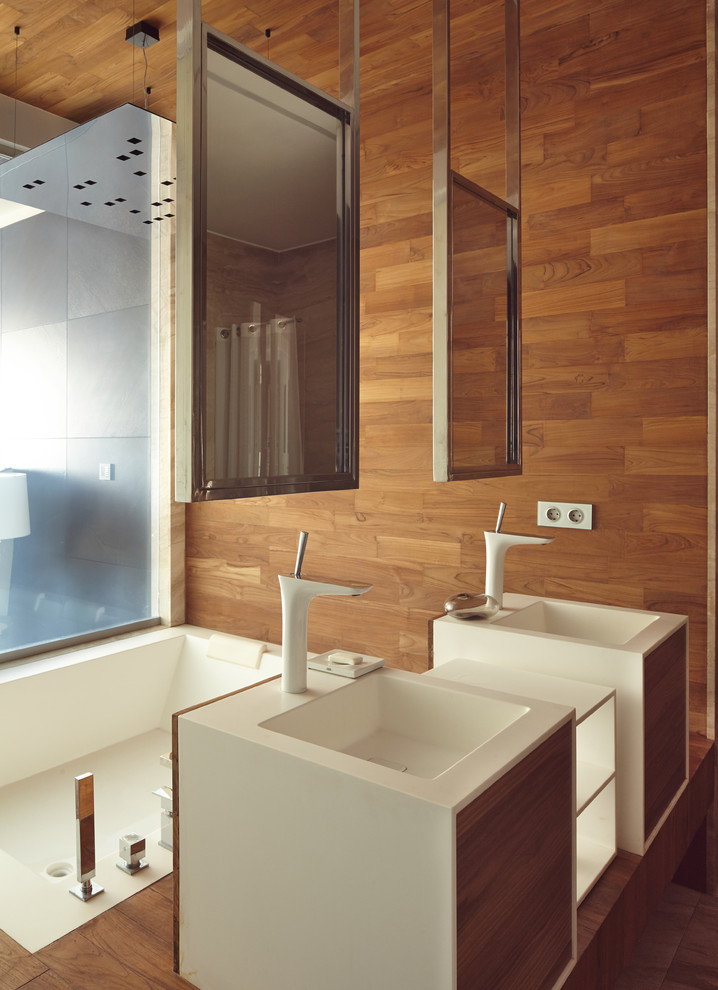 Immagine di una stanza da bagno padronale contemporanea con ante lisce, ante in legno scuro, vasca sottopiano e lavabo integrato