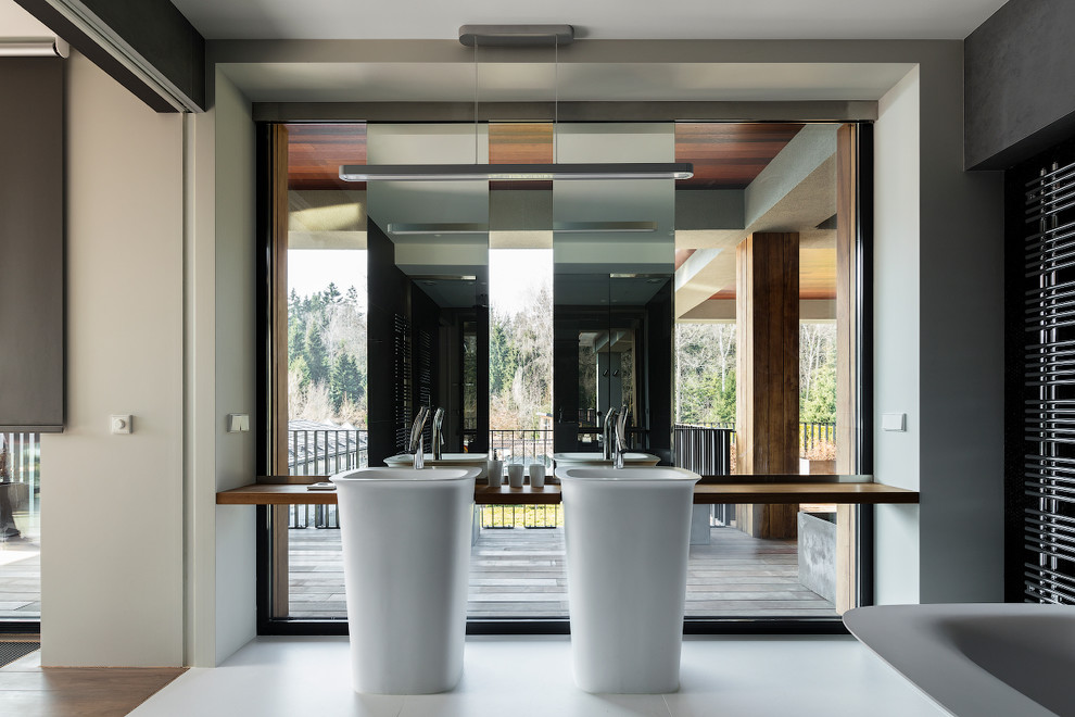 Cette image montre une salle de bain principale design avec un mur blanc, un plan vasque, un sol blanc et un plan de toilette marron.