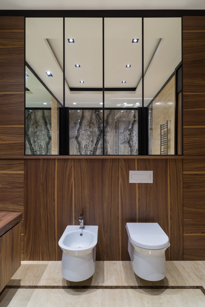Стильный дизайн: большая главная ванная комната в современном стиле с полом из травертина, биде и бежевым полом - последний тренд