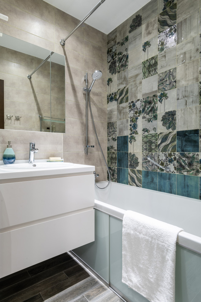 Exempel på ett litet modernt vit vitt badrum med dusch, med släta luckor, vita skåp, ett badkar i en alkov, en dusch/badkar-kombination, flerfärgad kakel, ett nedsänkt handfat, grått golv och med dusch som är öppen