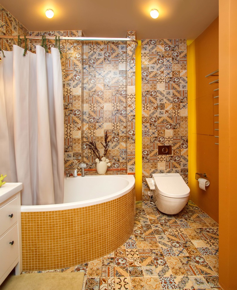 Idee per una grande stanza da bagno padronale boho chic con vasca ad angolo, WC sospeso, piastrelle gialle, piastrelle in terracotta e pavimento giallo