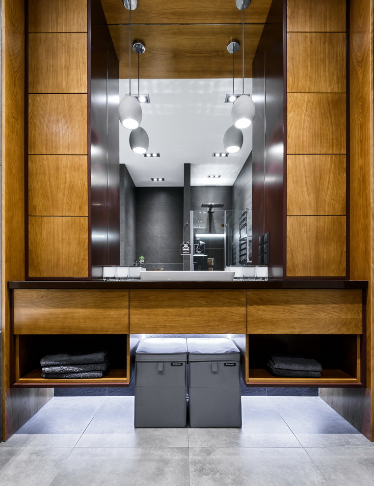 Свежая идея для дизайна: ванная комната в современном стиле с плоскими фасадами, фасадами цвета дерева среднего тона, душевой кабиной и накладной раковиной - отличное фото интерьера