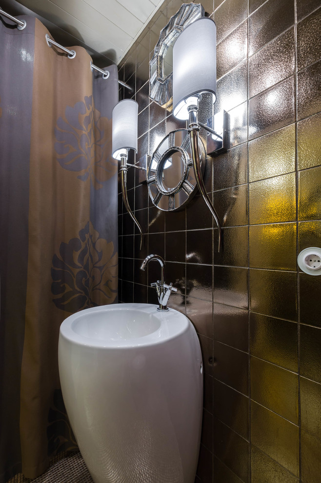 Стильный дизайн: ванная комната в современном стиле с душевой кабиной, черной плиткой, черными стенами и раковиной с пьедесталом - последний тренд