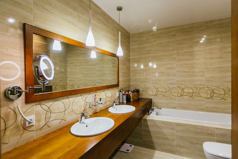 На фото: большая главная ванная комната в современном стиле с инсталляцией, врезной раковиной, душем с распашными дверями, душем в нише и полновстраиваемой ванной с