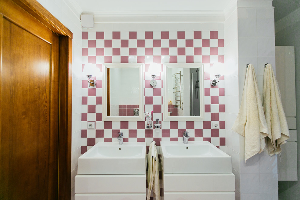 Modern inredning av ett mellanstort badrum för barn, med en dusch i en alkov, en vägghängd toalettstol, dusch med gångjärnsdörr, ett fristående handfat och ett undermonterat badkar
