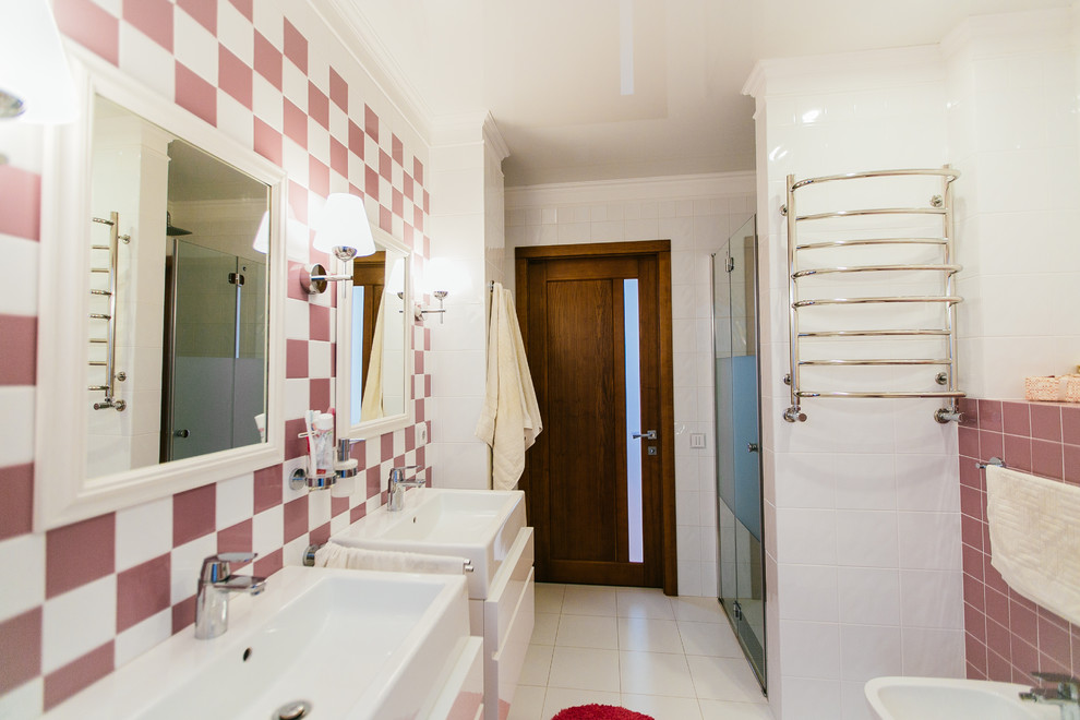 Стильный дизайн: детская ванная комната среднего размера в современном стиле с душем в нише, инсталляцией, душем с распашными дверями, настольной раковиной и полновстраиваемой ванной - последний тренд