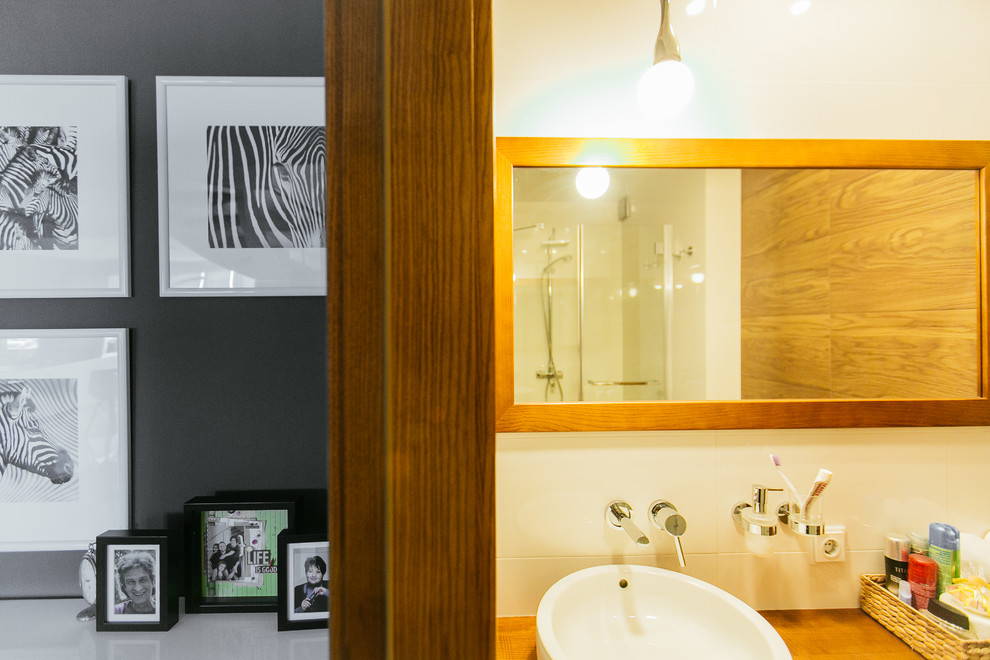 Esempio di una stanza da bagno con doccia contemporanea di medie dimensioni con top in legno, doccia alcova, WC sospeso e porta doccia a battente