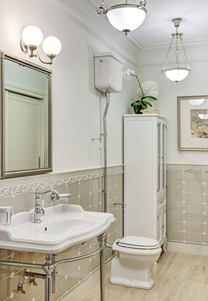 Пример оригинального дизайна: ванная комната в стиле неоклассика (современная классика) с серой плиткой, белыми стенами, консольной раковиной, бежевым полом и тумбой под одну раковину