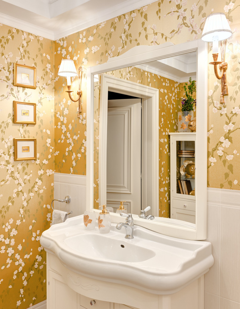 Источник вдохновения для домашнего уюта: ванная комната в стиле неоклассика (современная классика) с белыми фасадами, желтыми стенами, монолитной раковиной, тумбой под одну раковину и обоями на стенах