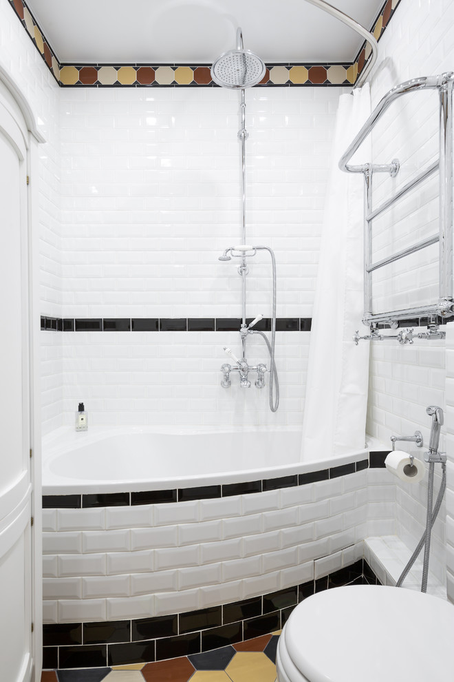 Idéer för ett modernt en-suite badrum, med ett hörnbadkar, vit kakel, svart kakel, tunnelbanekakel och flerfärgat golv