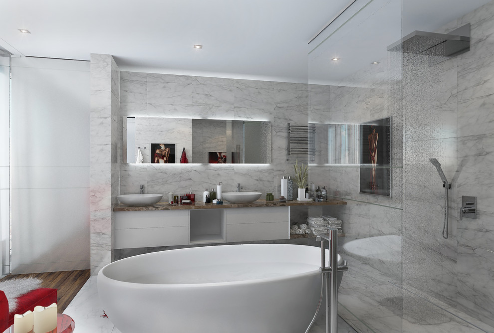 Пример оригинального дизайна: большая главная ванная комната в стиле фьюжн с плоскими фасадами, белыми фасадами, отдельно стоящей ванной, открытым душем, инсталляцией, белой плиткой, мраморной плиткой, белыми стенами, мраморным полом, раковиной с несколькими смесителями, мраморной столешницей, белым полом, открытым душем и коричневой столешницей