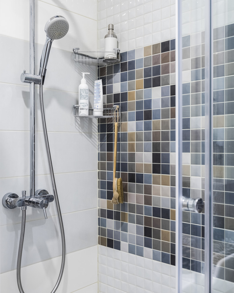 Modelo de cuarto de baño escandinavo de tamaño medio con ducha esquinera, baldosas y/o azulejos multicolor, baldosas y/o azulejos de cerámica, aseo y ducha y ducha con puerta corredera