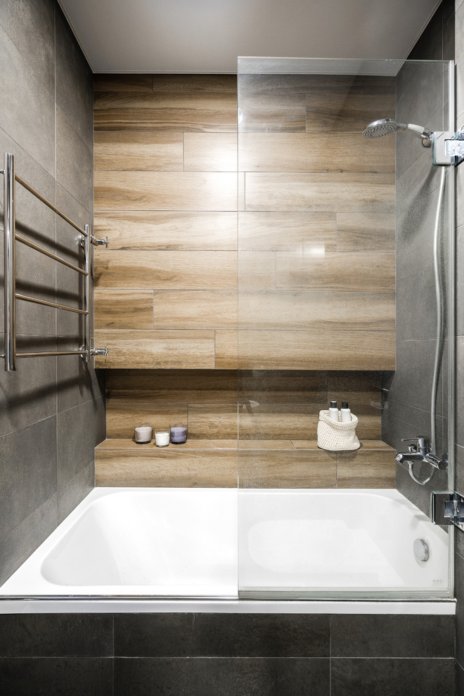 Пример оригинального дизайна: главная ванная комната в скандинавском стиле с ванной в нише, душем над ванной, коричневой плиткой, серой плиткой и открытым душем