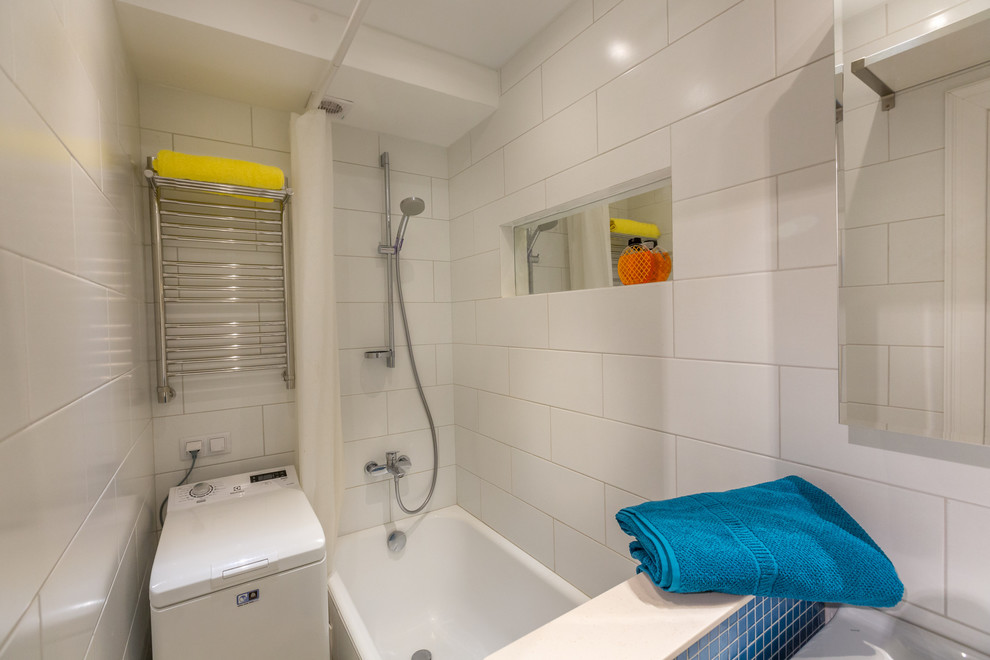 Стильный дизайн: узкая и длинная главная ванная комната в скандинавском стиле с ванной в нише, душем над ванной и белой плиткой - последний тренд