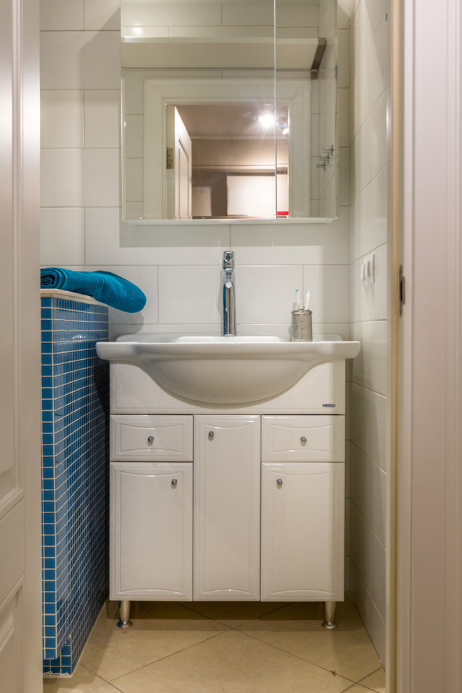На фото: ванная комната в скандинавском стиле с белой плиткой и монолитной раковиной с