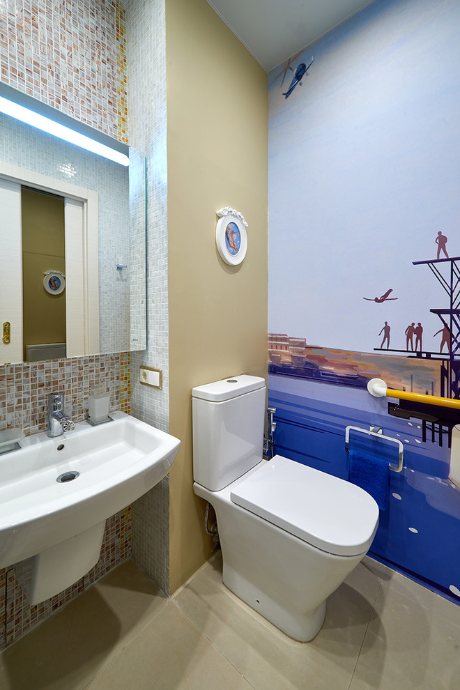 Идея дизайна: маленькая ванная комната в морском стиле с раздельным унитазом, разноцветными стенами, подвесной раковиной и бежевым полом для на участке и в саду