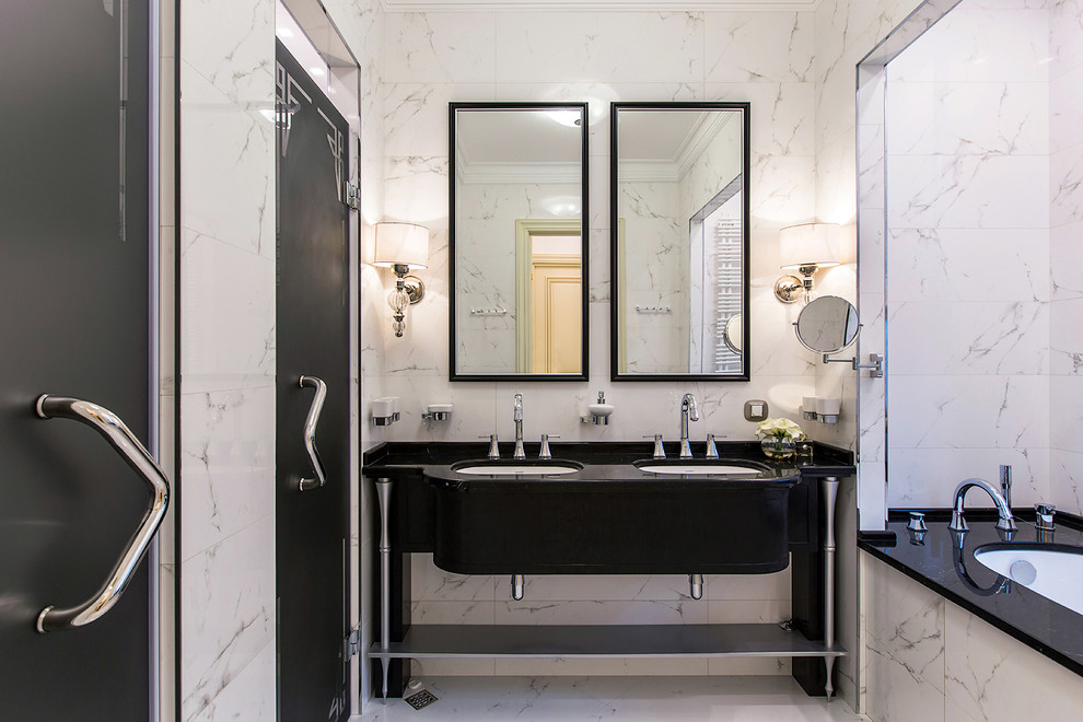 Стильный дизайн: главная ванная комната в классическом стиле с черными фасадами, полновстраиваемой ванной, душем в нише, белой плиткой и врезной раковиной - последний тренд