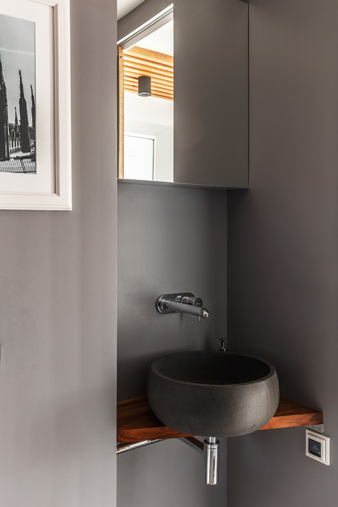 Modernes Badezimmer mit grauer Wandfarbe, Aufsatzwaschbecken, brauner Waschtischplatte und Waschtisch aus Holz in Moskau