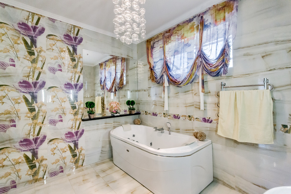 Пример оригинального дизайна: главная ванная комната среднего размера в современном стиле с плоскими фасадами, темными деревянными фасадами, гидромассажной ванной, душем над ванной, унитазом-моноблоком, разноцветной плиткой, керамогранитной плиткой, разноцветными стенами, полом из керамогранита, подвесной раковиной, столешницей из искусственного камня и бежевым полом