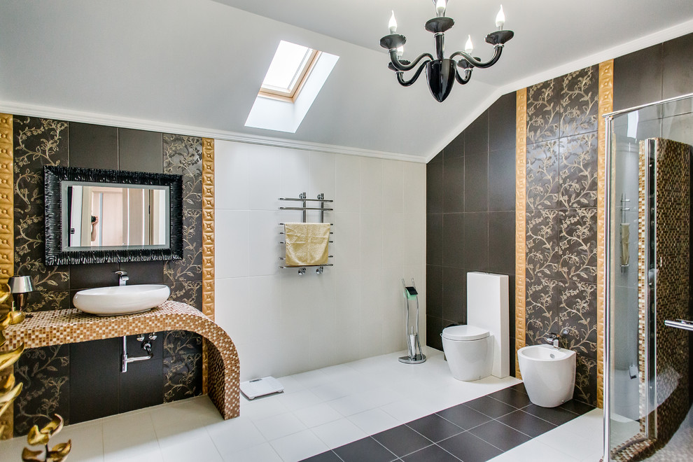 Exempel på ett mellanstort modernt badrum med dusch, med släta luckor, svarta skåp, en hörndusch, en toalettstol med hel cisternkåpa, flerfärgad kakel, keramikplattor, bruna väggar, klinkergolv i keramik, ett fristående handfat, kaklad bänkskiva, beiget golv och dusch med skjutdörr
