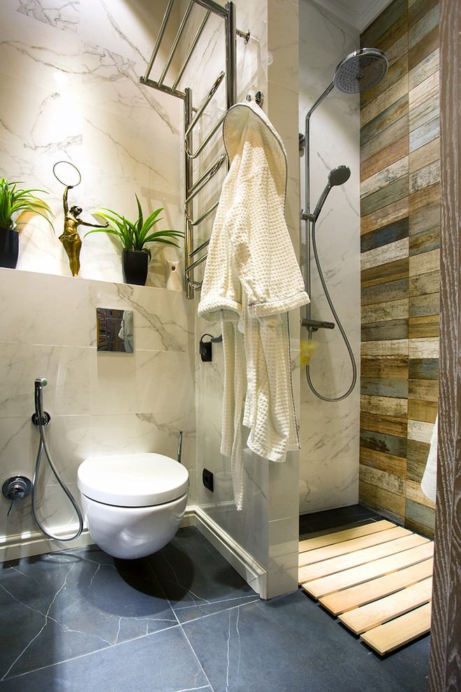 他の地域にあるインダストリアルスタイルのおしゃれなバスルーム (浴槽なし) (アルコーブ型シャワー、壁掛け式トイレ、白いタイル、白い壁) の写真