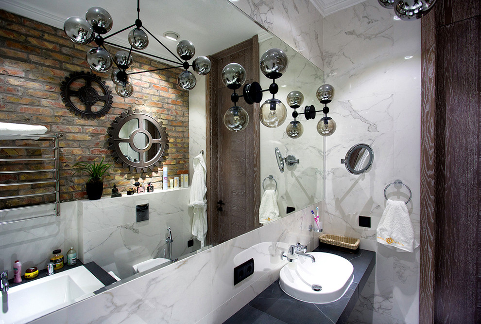 На фото: главная ванная комната в стиле лофт с инсталляцией, белой плиткой, коричневыми стенами и накладной раковиной